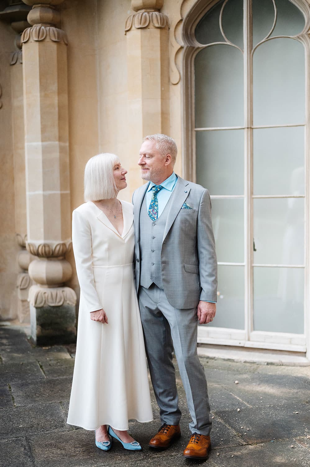 Brighton wedding photgraphy. Bride and groom on their wedding day at the royal pavilion in brighton